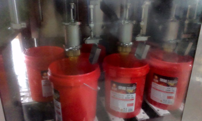 1489304056229763.jpg 液體灌裝機,稱重灌裝機,定量灌裝機